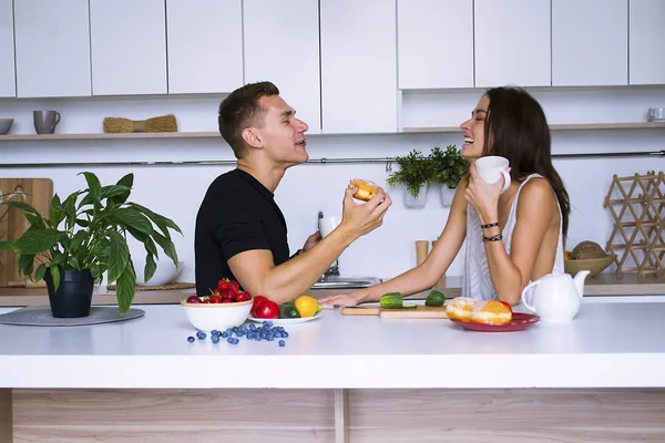 sevimli genç kadın ve erkekte tablo içinde ev yakınındaki beyaz mutfak