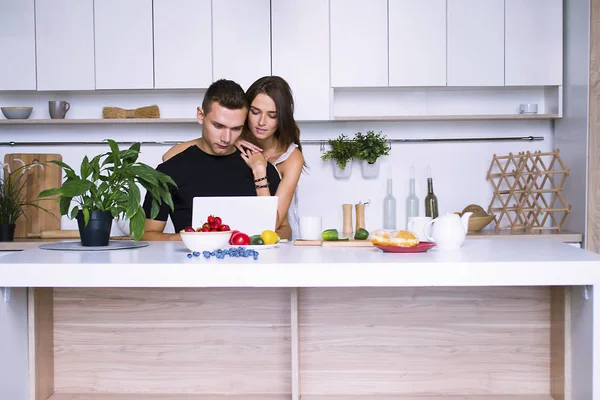 sevimli genç kadın ve erkekte tablo içinde ev yakınındaki beyaz mutfak