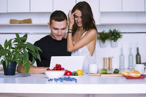 sevimli genç kadın ve erkekte tablo içinde ev yakınındaki beyaz mutfak