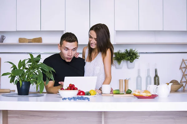 sevimli genç kadın ve erkekte tablo içinde ev yakınındaki beyaz mutfak