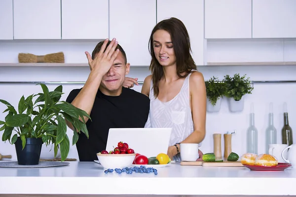 sevimli genç kadın ve erkekte tablo içinde ev yakınındaki beyaz mutfak