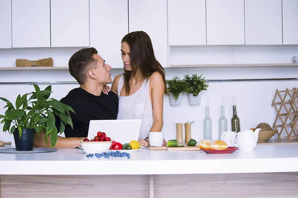 sevimli genç kadın ve erkekte tablo içinde ev yakınındaki beyaz mutfak