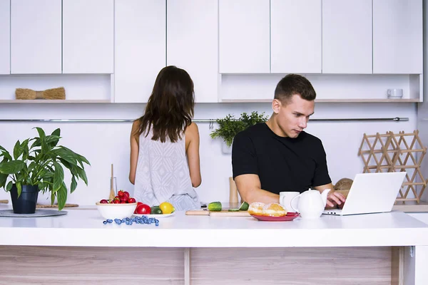 sevimli genç kadın ve erkekte tablo içinde ev yakınındaki beyaz mutfak