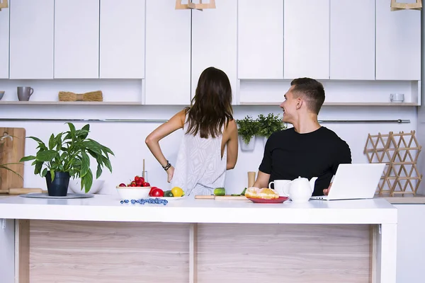 sevimli genç kadın ve erkekte tablo içinde ev yakınındaki beyaz mutfak