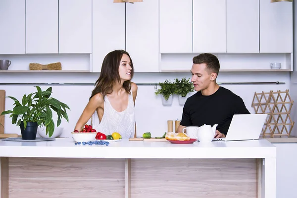 sevimli genç kadın ve erkekte tablo içinde ev yakınındaki beyaz mutfak