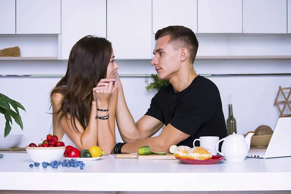 sevimli genç kadın ve erkekte tablo içinde ev yakınındaki beyaz mutfak