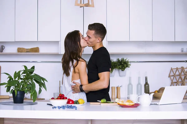 sevimli genç kadın ve erkekte tablo içinde ev yakınındaki beyaz mutfak