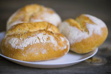 iştah açıcı taze ekmek ile bir plaka üzerinde beyaz toz