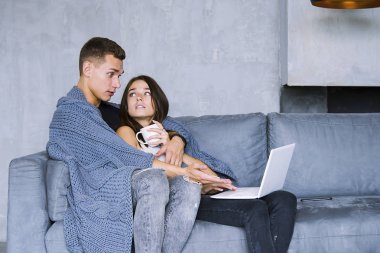 güzel kadın ve erkek odasında kanepede sarılma