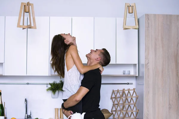 Χαριτωμένο Γυναίκα Και Άνδρας Αγκαλιάζει Στην Λευκή Κουζίνα Αγάπη — Φωτογραφία Αρχείου