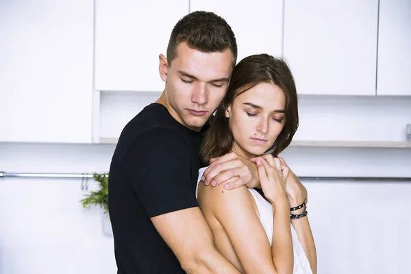 Linda Mujer Hombre Abrazándose Cocina Blanca Amor — Foto de Stock