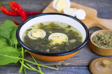 yumurta ve baharatları ile yeşil kuzukulağı çorbası