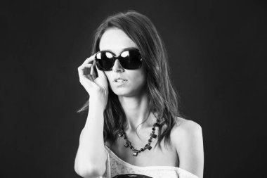 Sevimli şık genç esmer kız