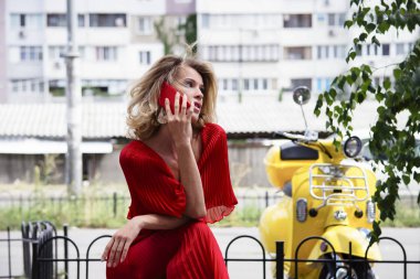 sevimli kız tarafından cep telefonu açık havada şehirde yaz aylarında konuşuyor