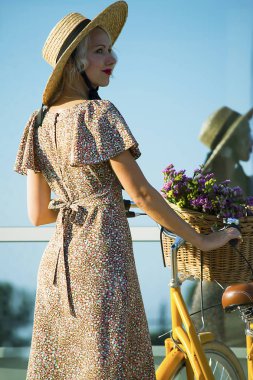 şapkalı şirin kız yaz aylarında açık havada bir şehirde retro bisikletle seyahat