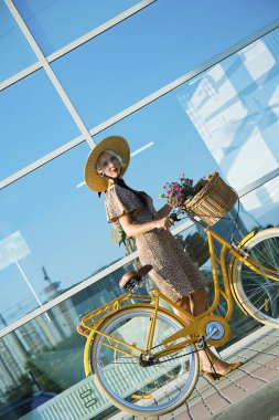 şapkalı şirin kız yaz aylarında açık havada bir şehirde retro bisikletle seyahat