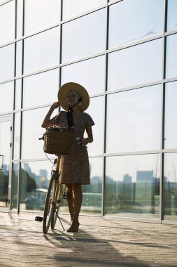 şapkalı şirin kız yaz aylarında açık havada bir şehirde retro bisikletle seyahat