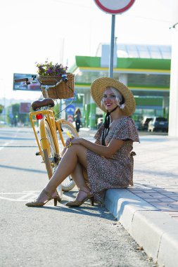 şapkalı şirin kız yaz aylarında açık havada bir şehirde retro bisikletle seyahat