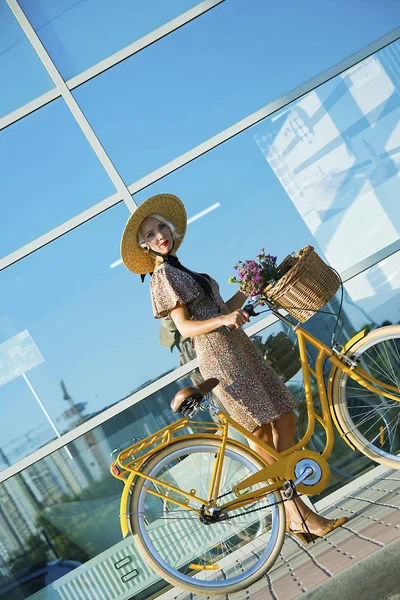 şapkalı şirin kız yaz aylarında açık havada bir şehirde retro bisikletle seyahat