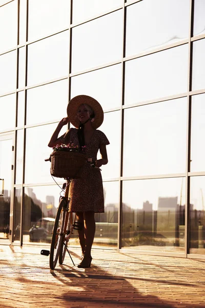 şapkalı şirin kız yaz aylarında açık havada bir şehirde retro bisikletle seyahat