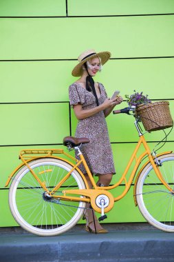 cep telefonu duvar ve yaz aylarında şehirde bisiklet ile güzel kız