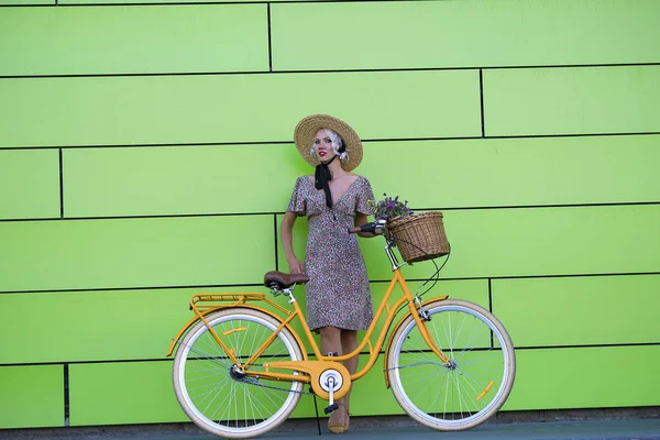 Chica Bonita Cerca Pared Bicicleta Ciudad Verano — Foto de Stock