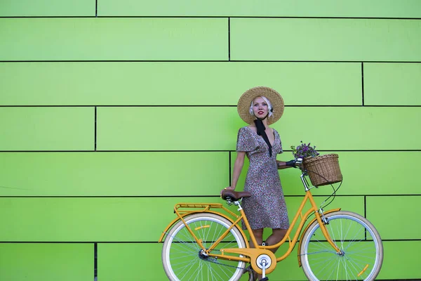 Pretty Girl Wall Bike City Summer — Stock Photo, Image