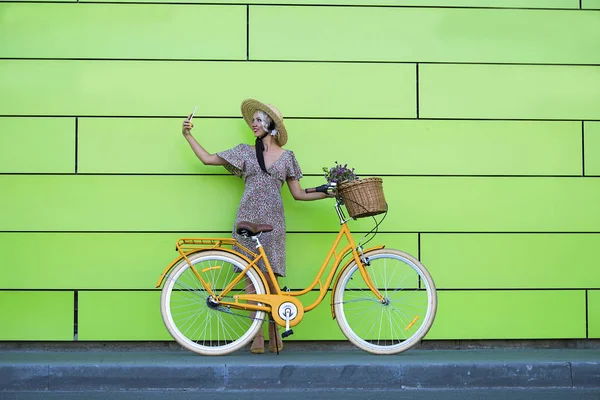 Pretty Girl Mobile Phone Wall Bicycle City Summer — Stock Photo, Image