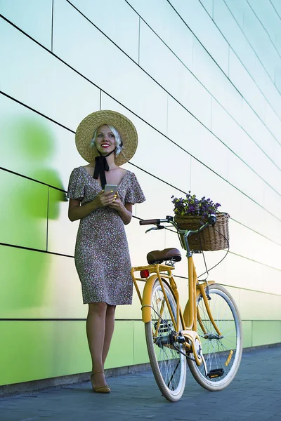Красивая Девушка Мобильным Телефоном Возле Стены Велосипед Городе Летом — стоковое фото