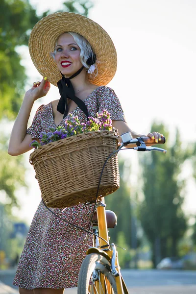 Красивая Девушка Ездит Велосипеде Городе Летом — стоковое фото