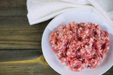 beyaz bir plaka üzerinde ham taze kıyılmış domuz eti