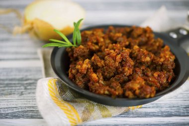 Kremalı Domates soslu haşlanmış et kızartma tavası içinde baharatlar ile