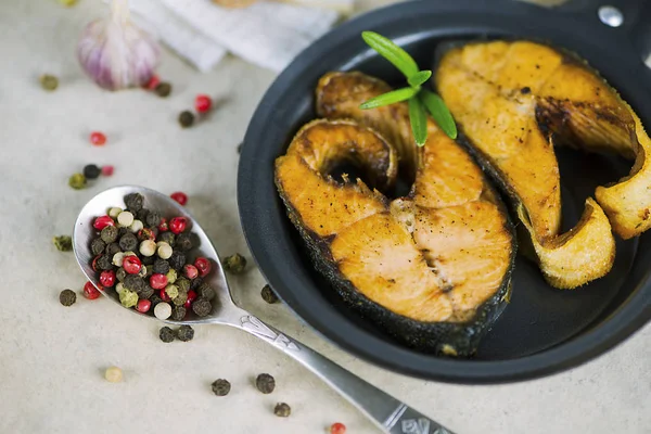Fried Red Salmon Fish Spices Frying Pan — Stock Photo, Image