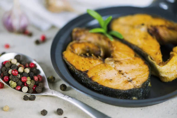 Gebakken Rode Zalm Vissen Met Kruiden Een Koekenpan — Stockfoto