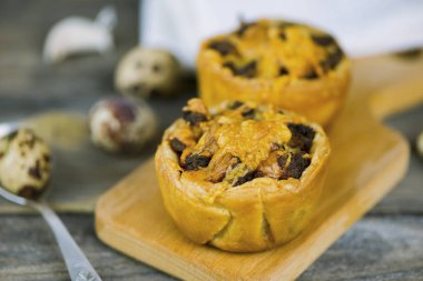 Doldurma et ve peynir ahşap oyun tahtası ile pişmiş puf böreği