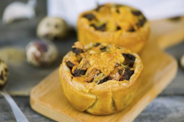 Doldurma et ve peynir ahşap oyun tahtası ile pişmiş puf böreği