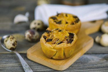 Doldurma et ve peynir ahşap oyun tahtası ile pişmiş puf böreği