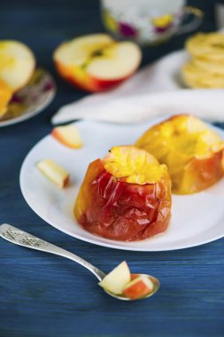 Ahşap bir gemide bir tabakta peynirli fırında elma