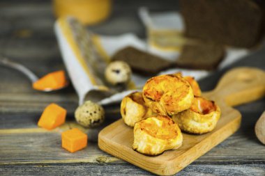 Kabak ve ahşap bir gemide doldurma peynir pişmiş rulo