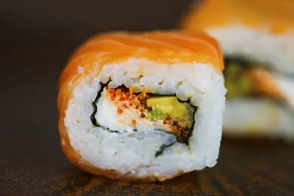 Sushi Con Salmone Formaggio Avocado Primo Piano — Foto Stock
