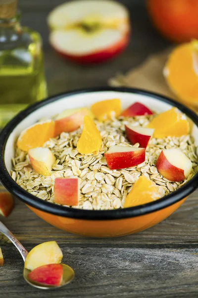 Harina Avena Con Fruta Manzana Mandarina Una Tabla Madera — Foto de Stock