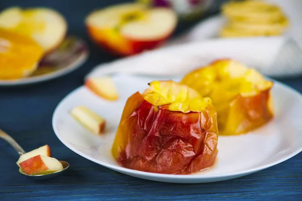 Manzana Cocida Con Queso Plato Tabla Madera — Foto de Stock