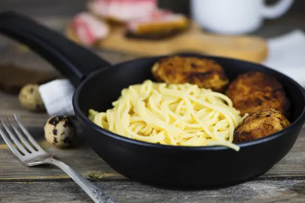 Espaguete Com Costeletas Carne Uma Panela Ato Fritar Uma Tábua — Fotografia de Stock