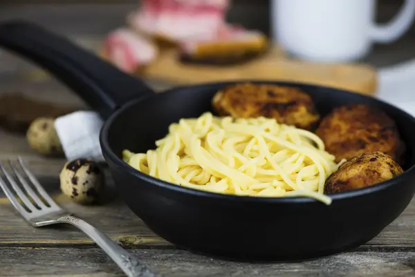 Espaguete Com Costeletas Carne Uma Panela Ato Fritar Uma Tábua — Fotografia de Stock