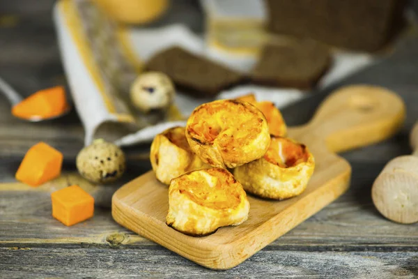 Rollo Horno Con Relleno Calabaza Queso Una Tabla Madera — Foto de Stock