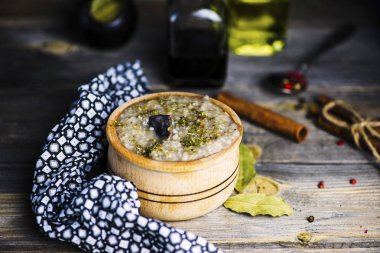 et ve masada ahşap bir tencerede baharatlar ile buğday tahıl