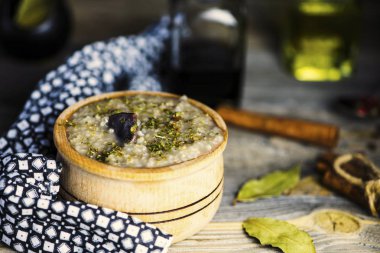 et ve masada ahşap bir tencerede baharatlar ile buğday tahıl