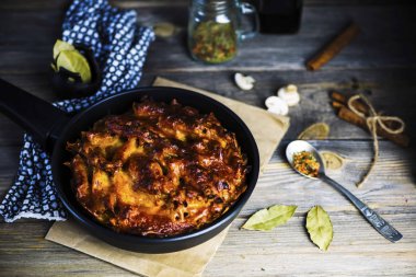 etli börek peynirli makarna bir ahşap tahta üzerinde bir tabakta doldurma ile pişmiş