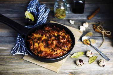etli börek peynirli makarna bir ahşap tahta üzerinde bir tabakta doldurma ile pişmiş