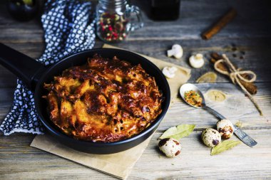 etli börek peynirli makarna bir ahşap tahta üzerinde bir tabakta doldurma ile pişmiş